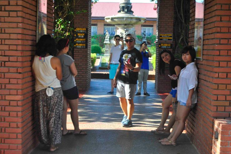 Can we all just appreciate those two guys at the back taking their selfies?